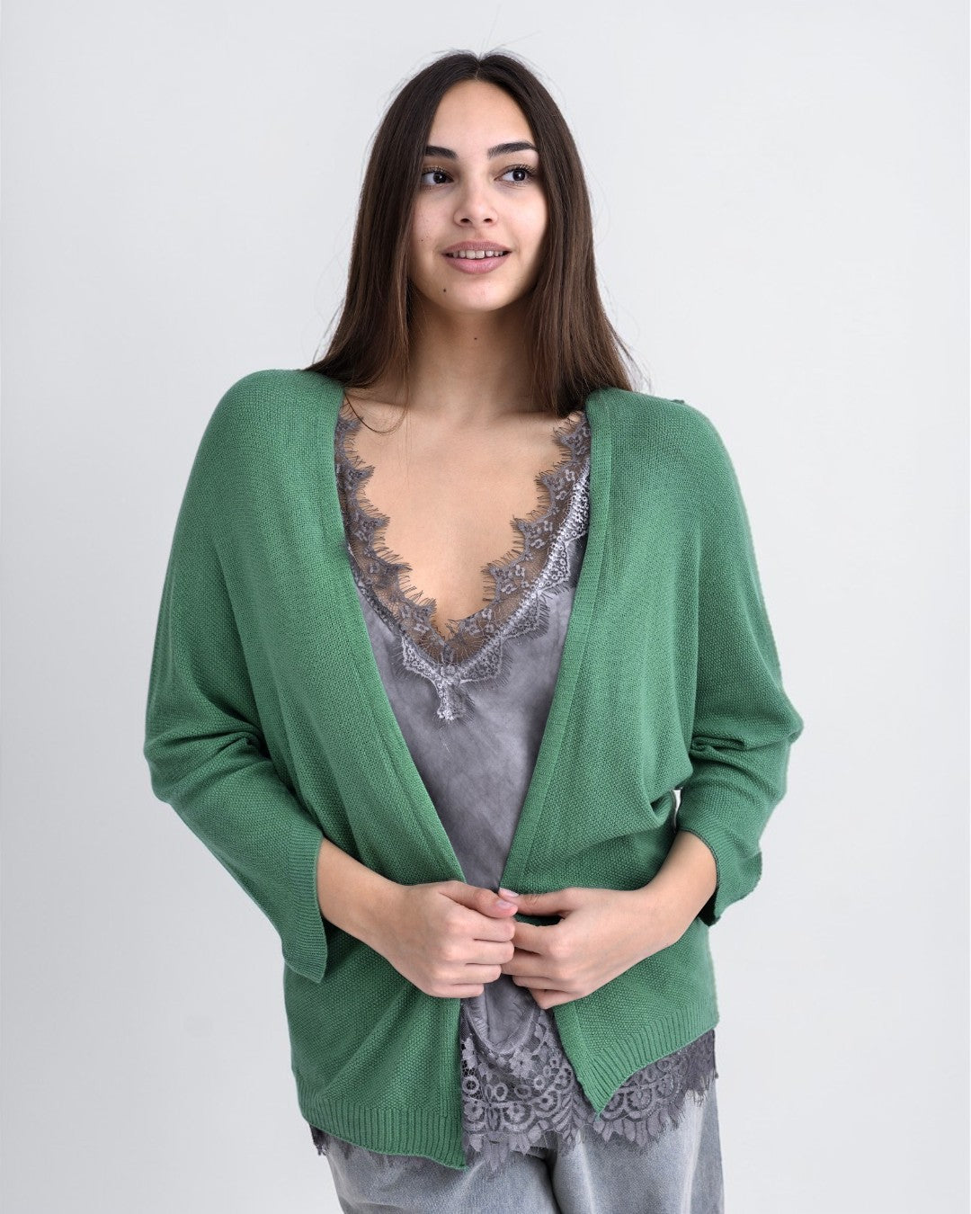 Cardigan verde deschis, model bob de orez, croială lejeră și umeri lăsați.