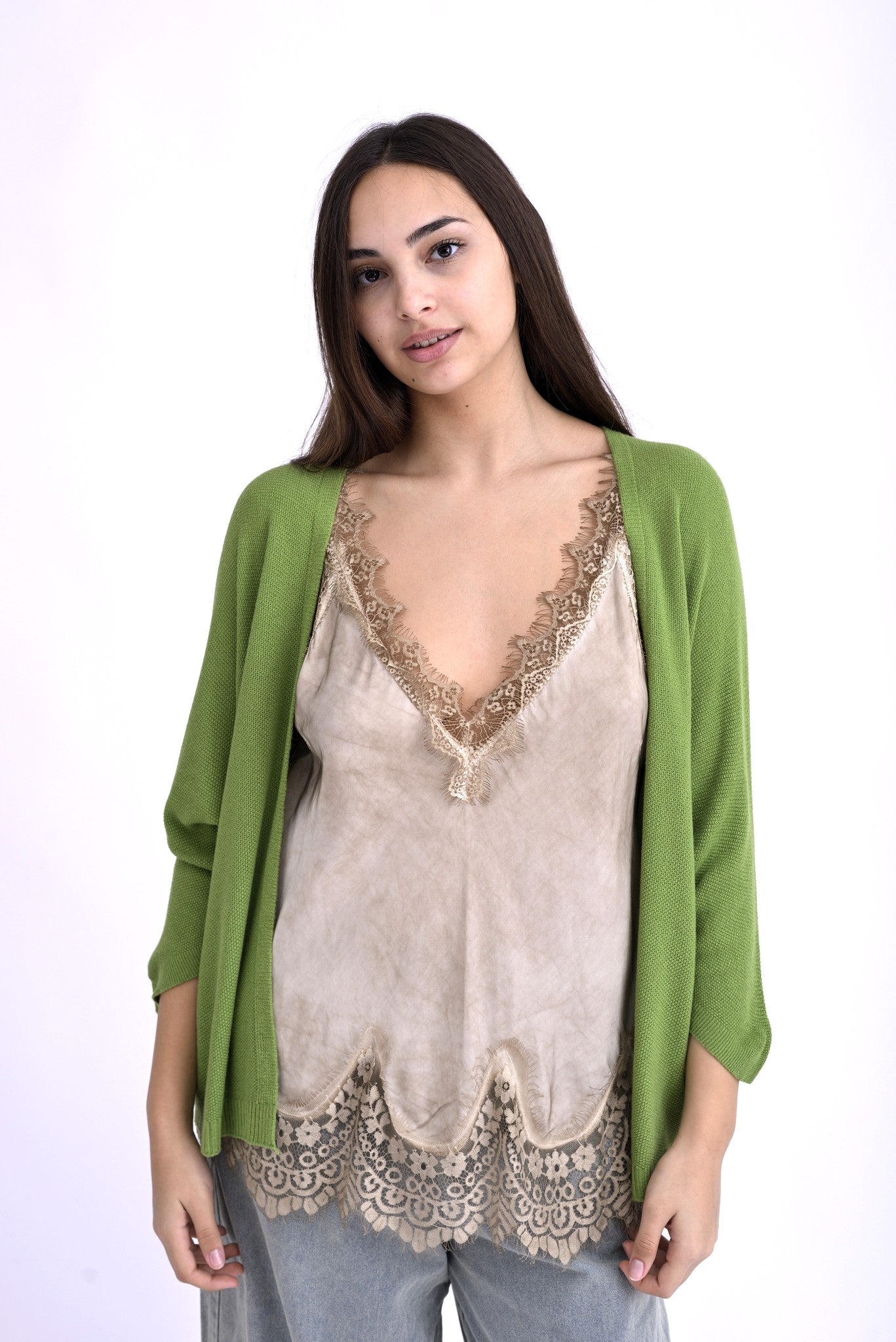 Cardigan texturat bob de orez verde, fără prindere, cu umeri căzuți și croială lejeră, vedere din față pe model.