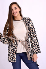 Vedere laterală a cardiganului animal print cu textură moale, ideal pentru ținute casual-chic.