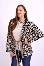 Cardigan lung cu imprimeu animal print, vedere din spate, croială dreaptă și lejeră.