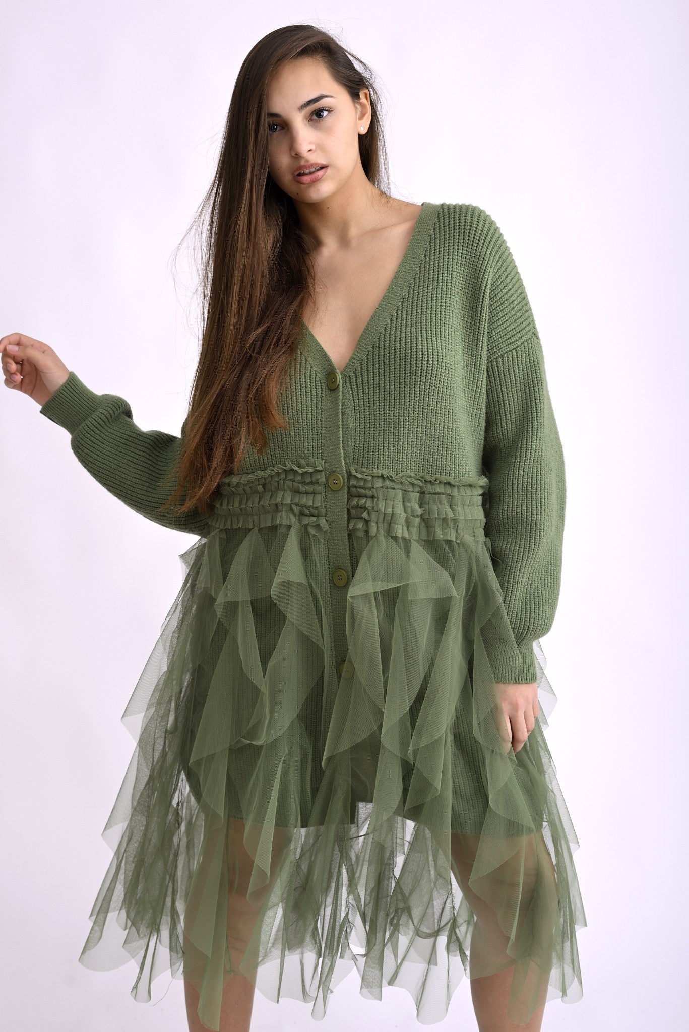 Detaliu de material al cardiganului verde cu franjuri lungi, textură moale și voluminoasă.