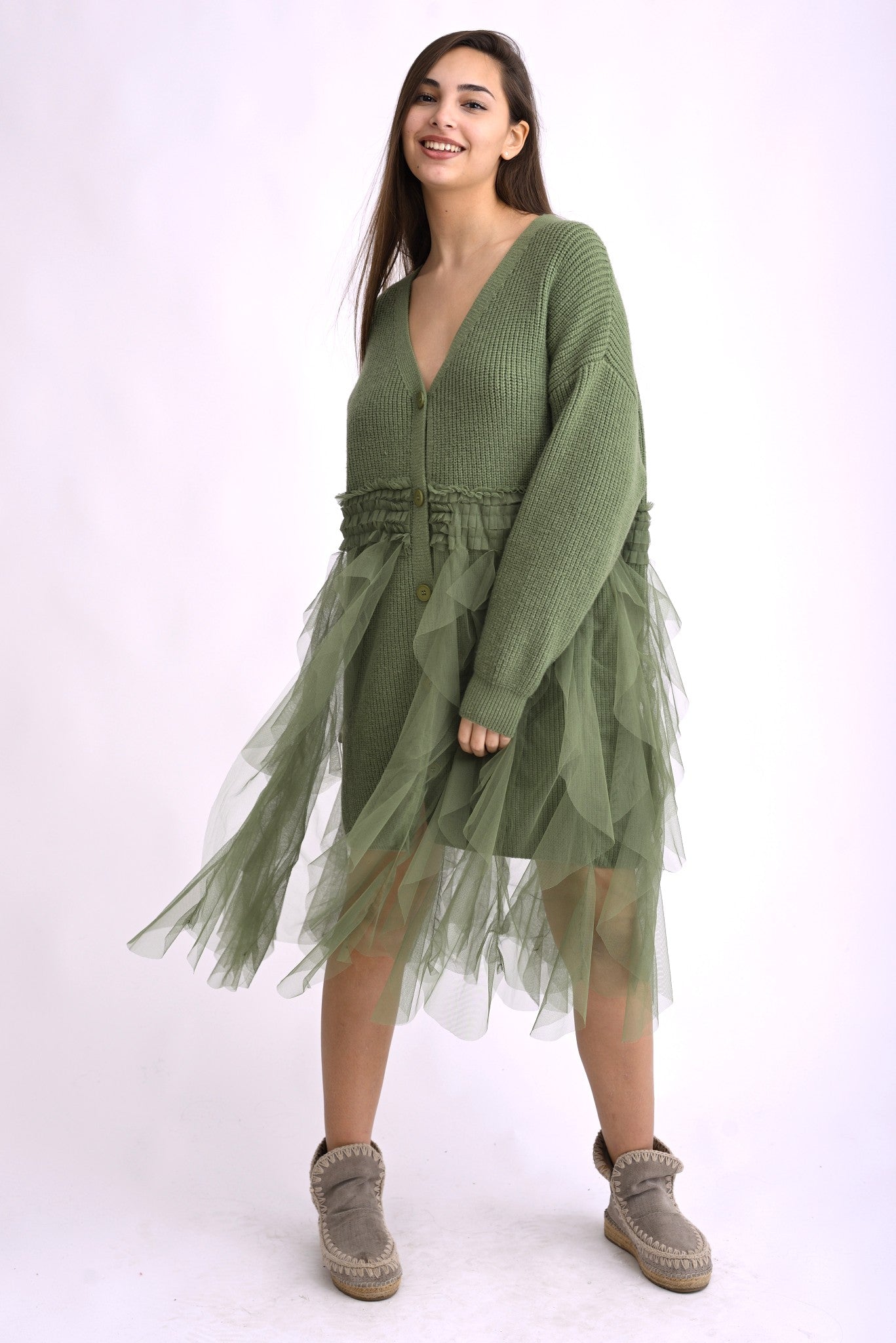 Model poartă un cardigan verde cu franjuri lungi, din material texturat, prezentare din față pe fundal alb.