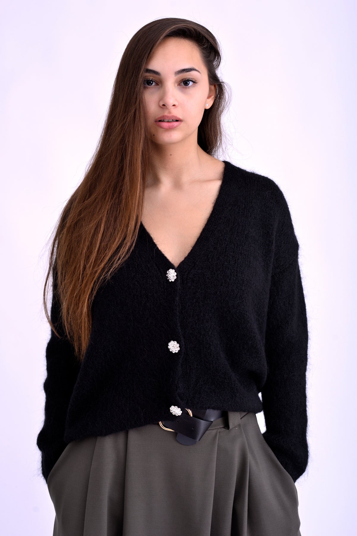 Cardigan pufos damă, culoare negru, cu nasturi tip stras, vedere din față.