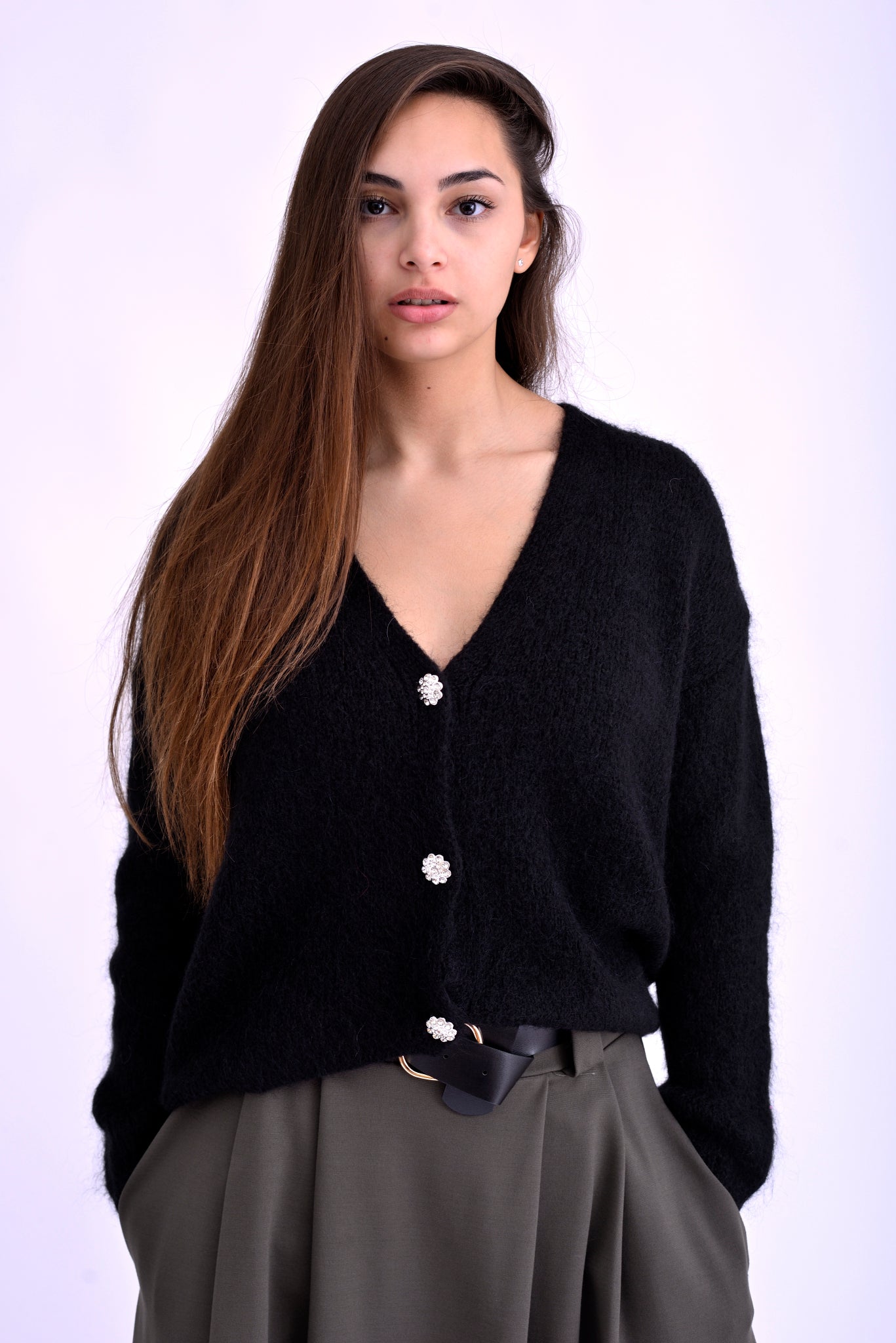 Cardigan pufos damă, culoare negru, cu nasturi tip stras, vedere din față.