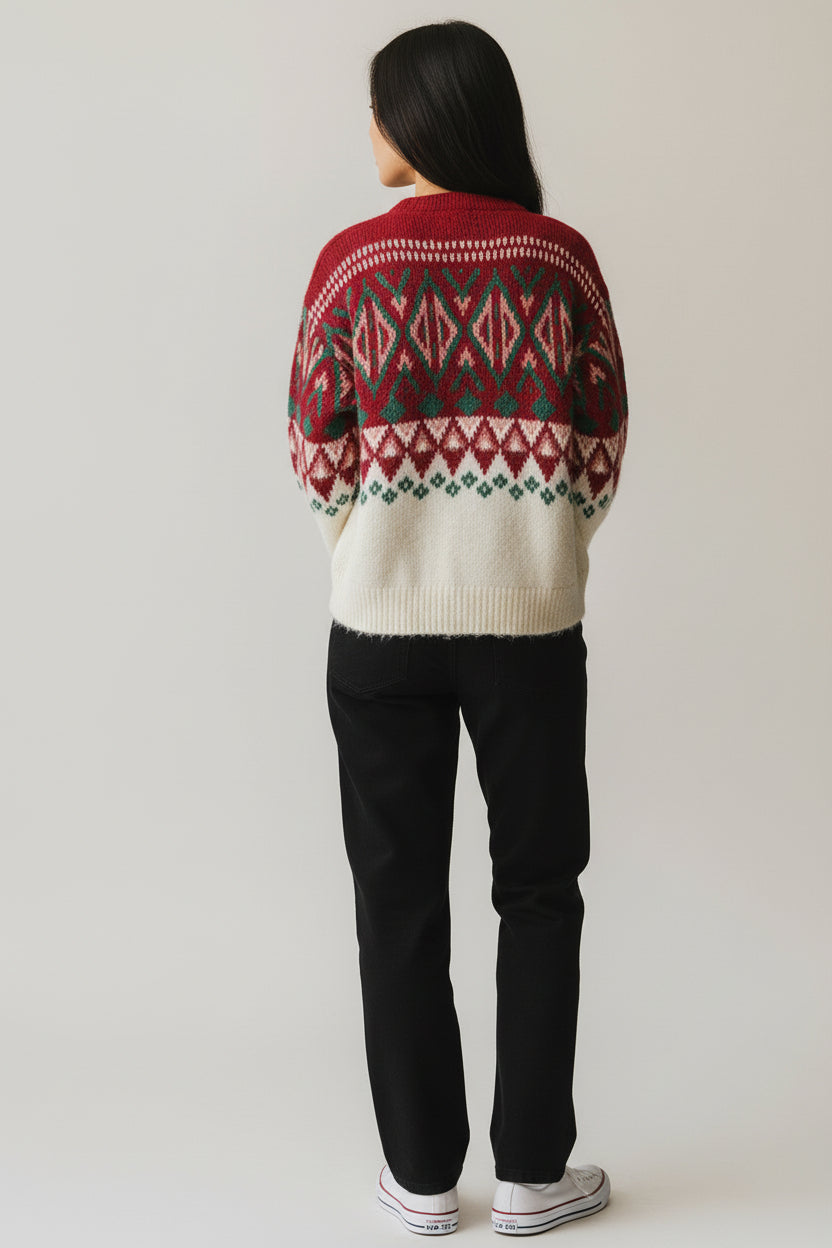 Vedere din spate a cardiganului pufos cu model nordic, croială lejeră și textură moale.