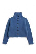 Cardigan scurt albastru, cu guler înalt și textură striată, prezentat flat lay pe fundal alb.