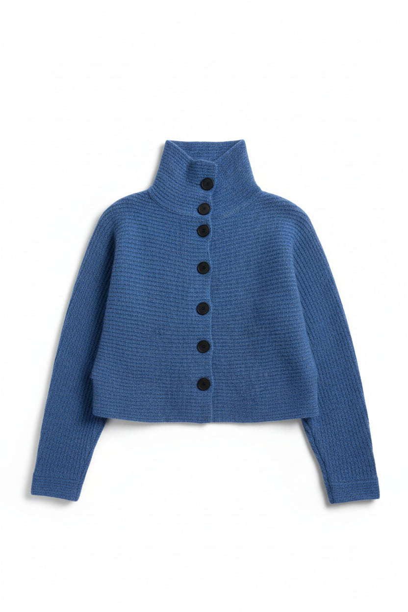 Cardigan scurt albastru, cu guler înalt și textură striată, prezentat flat lay pe fundal alb.