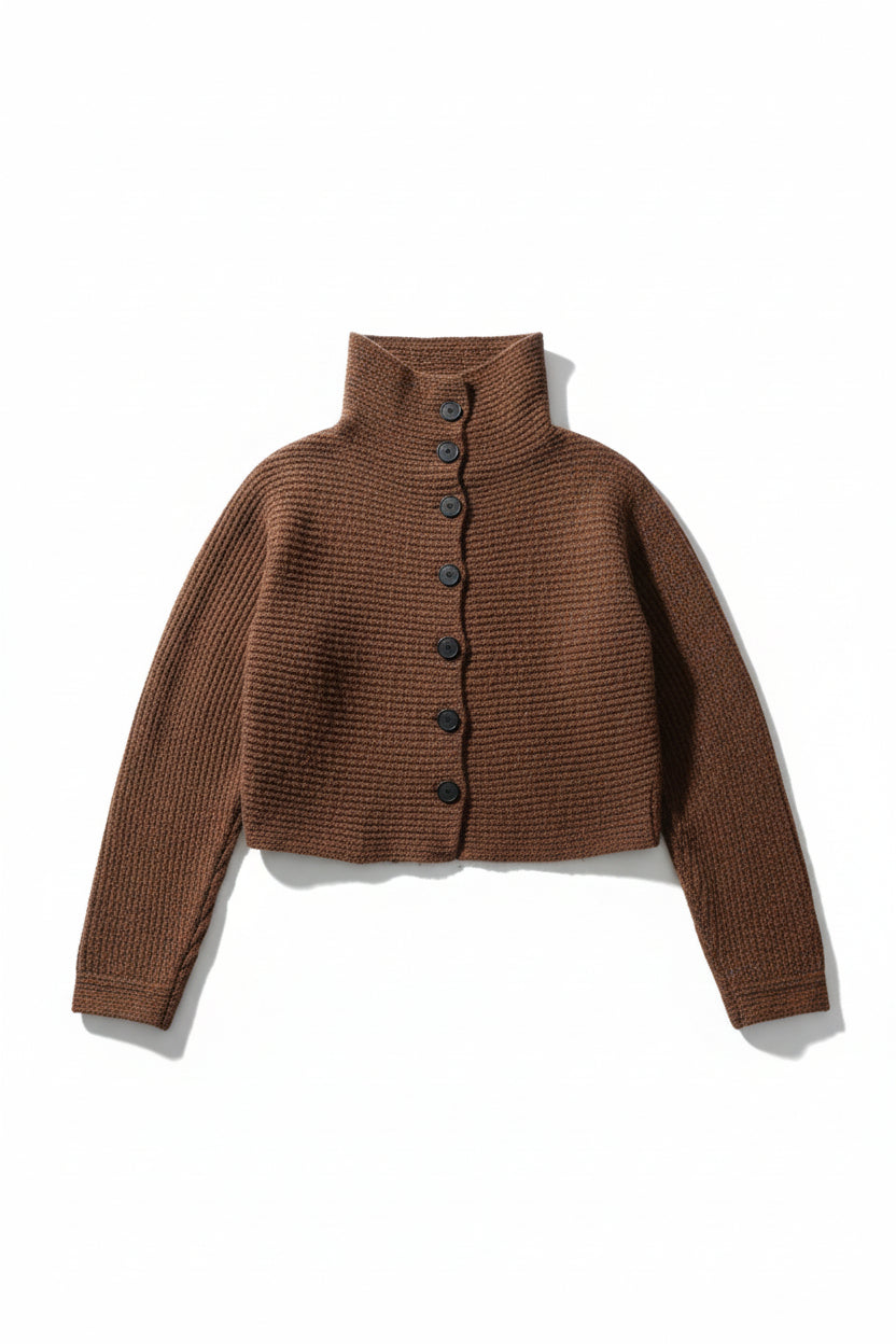 Cardigan scurt maro, cu textură striată și nasturi frontali, prezentat flat lay.