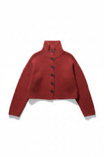 Cardigan scurt roșu, cu guler înalt și mâneci lungi, prezentat flat lay pe fundal alb.