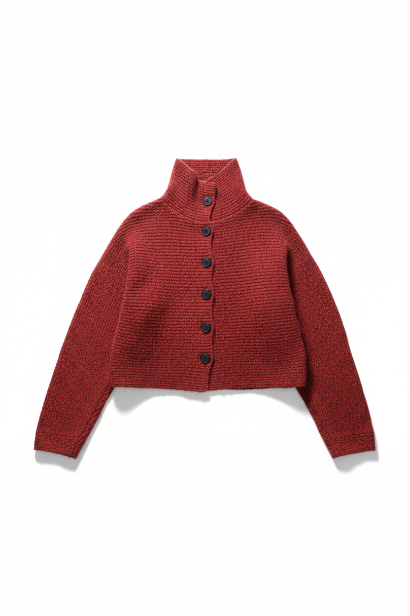 Cardigan scurt roșu, cu guler înalt și mâneci lungi, prezentat flat lay pe fundal alb.