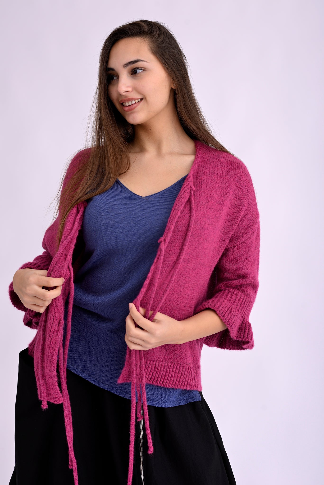 Cardigan roz cu șnur, croială lejeră și textură tricotată, fotografiat din lateral.