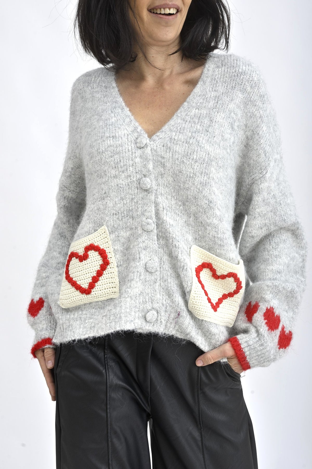 Cardigan tricotat gri deschis, cu nasturi frontali și buzunare aplicate decorate cu inimioare roșii