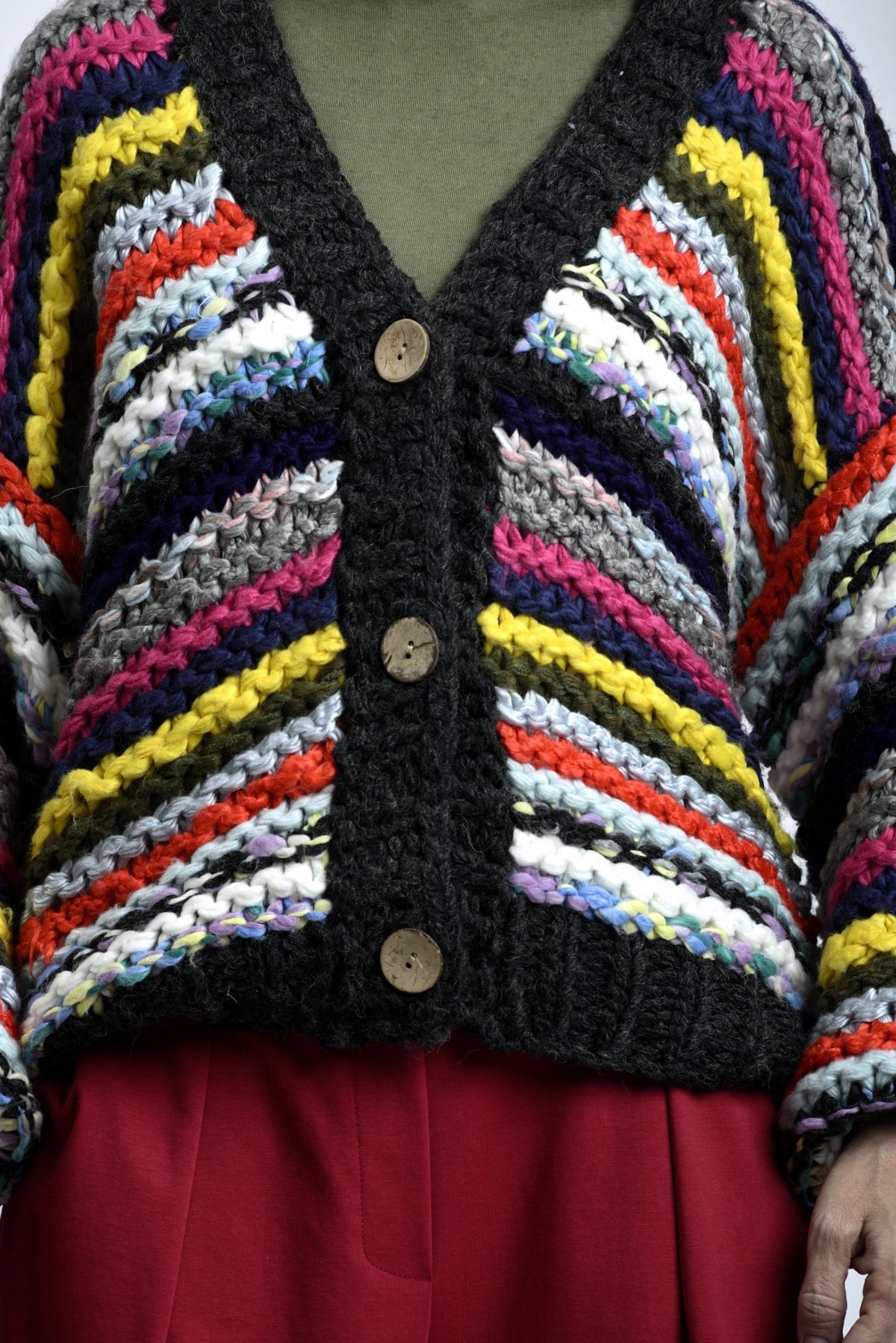 Cardigan tricotat multicolor integrat într-o ținută casual-boemă, ușor de purtat în layering.