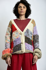 Vedere frontală cardigan tricotat patchwork, croială lejeră și mâneci ample, stil boem, ținută de zi.