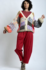 Cardigan tricotat multicolor purtat într-o ținută completă, stil boem, ușor de integrat în layering.