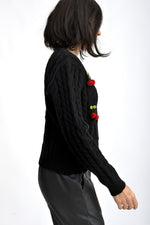 Cardigan tricotat damă cu cireșe aplicate, vedere laterală, croială lejeră.