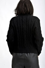 Cardigan damă tricotat negru, vedere din spate, textură cu torsade clasice.