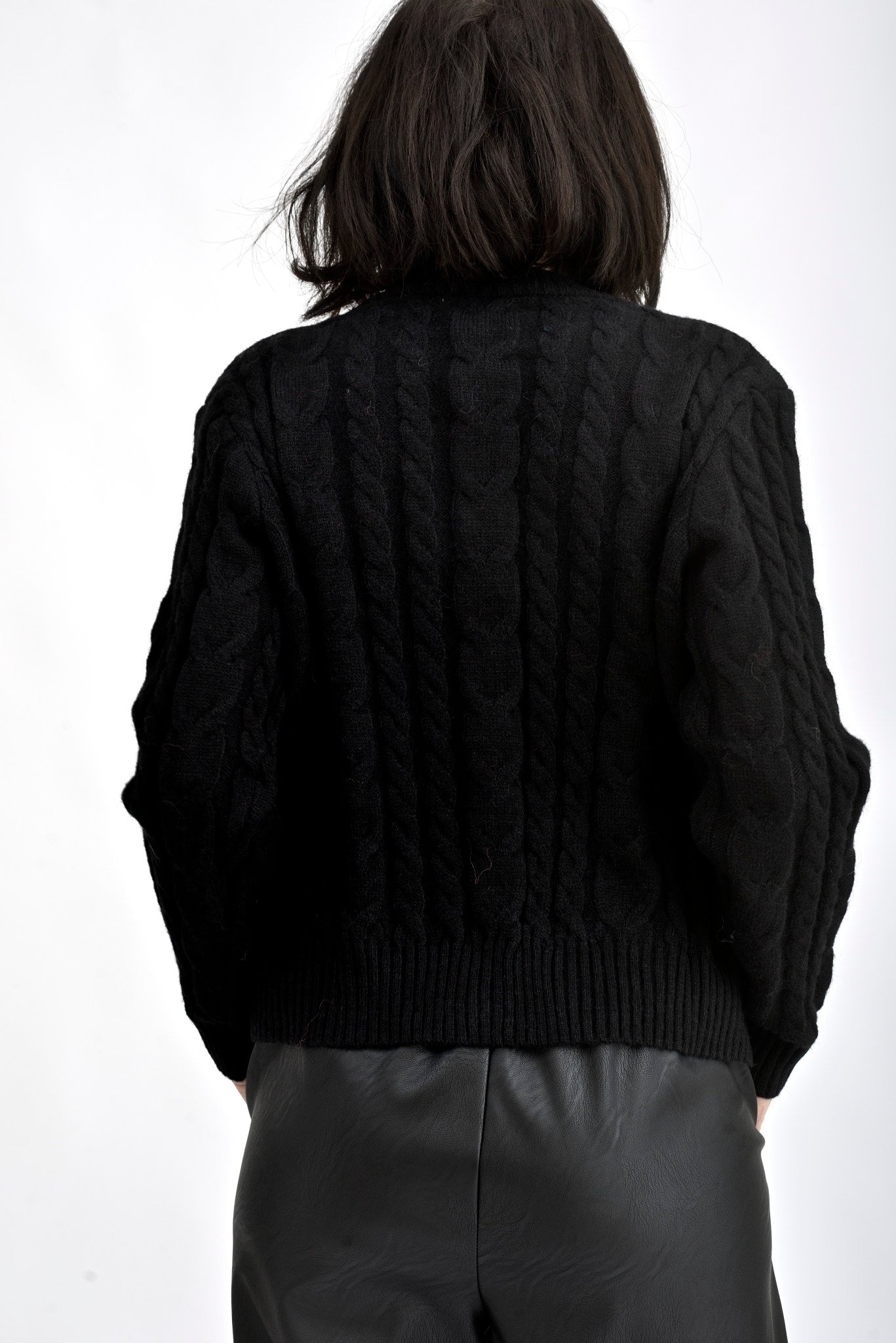 Cardigan damă tricotat negru, vedere din spate, textură cu torsade clasice.