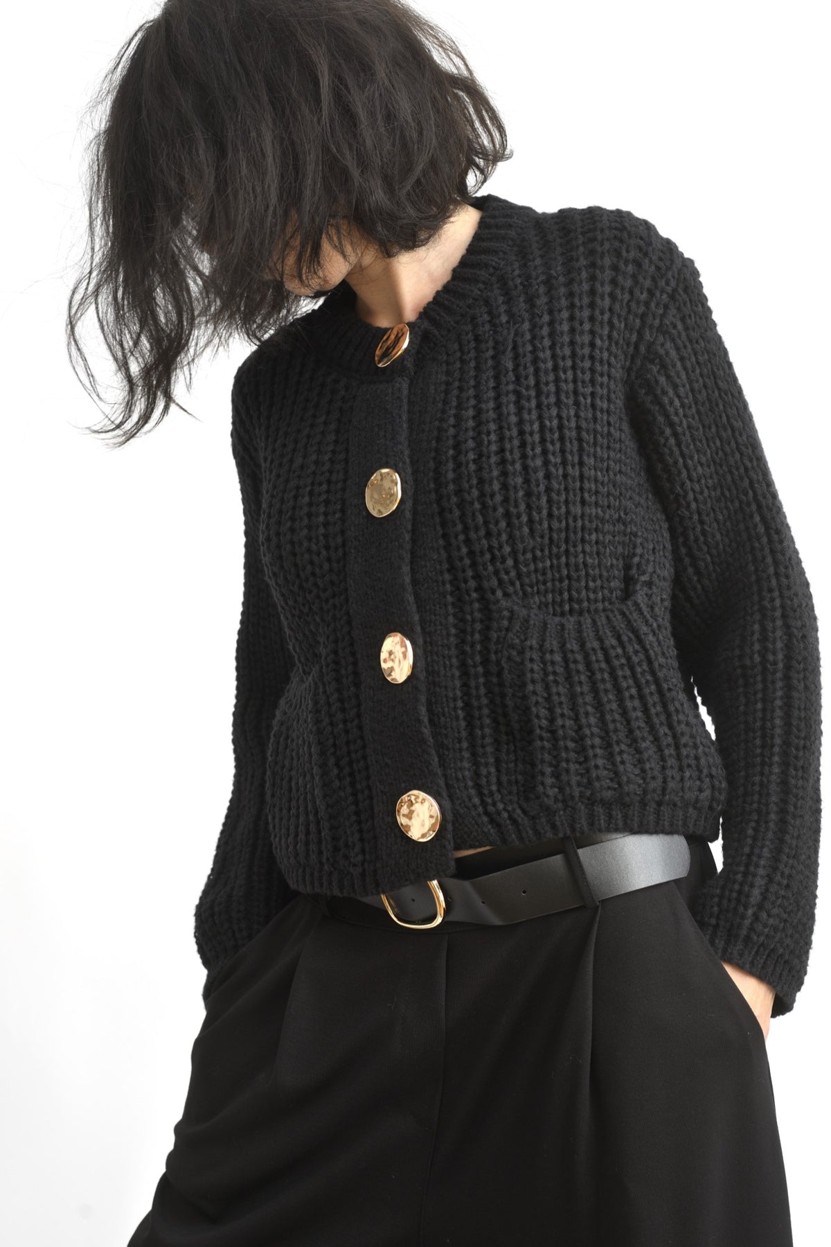 Cardigan tricotat scurt negru cu nasturi aurii, prezentat frontal pe model.