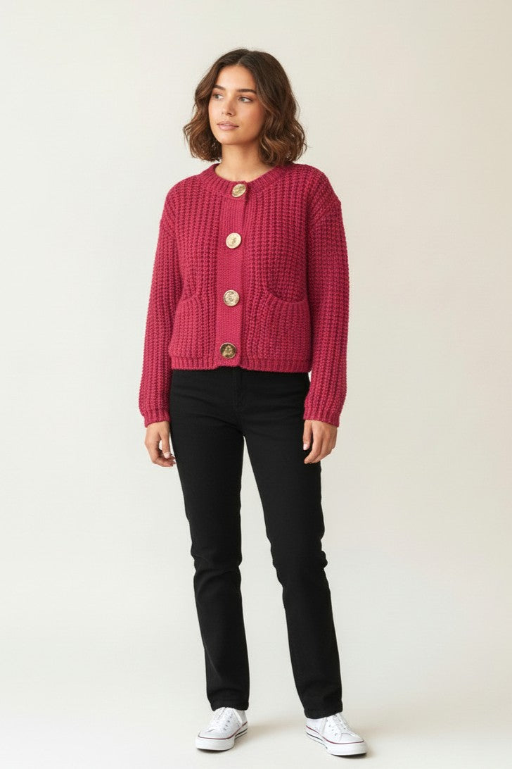 Cardigan tricotat scurt roz cu nasturi aurii, prezentat frontal pe model.