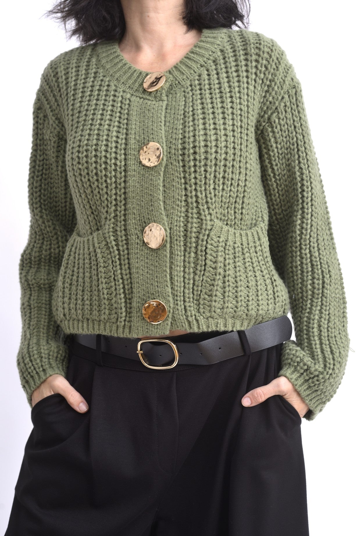 Cardigan tricotat scurt verde cu nasturi mari aurii, prezentat din față pe model.