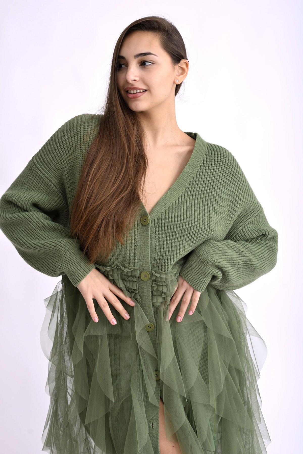 Detaliu de material al cardiganului verde cu franjuri lungi, textură moale și voluminoasă.