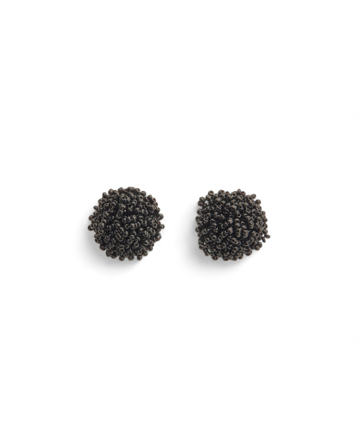Cercei din margelute negre mici, oferind un look elegant și minimalist.