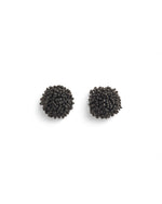 Cercei din margelute negre mici, oferind un look elegant și minimalist.