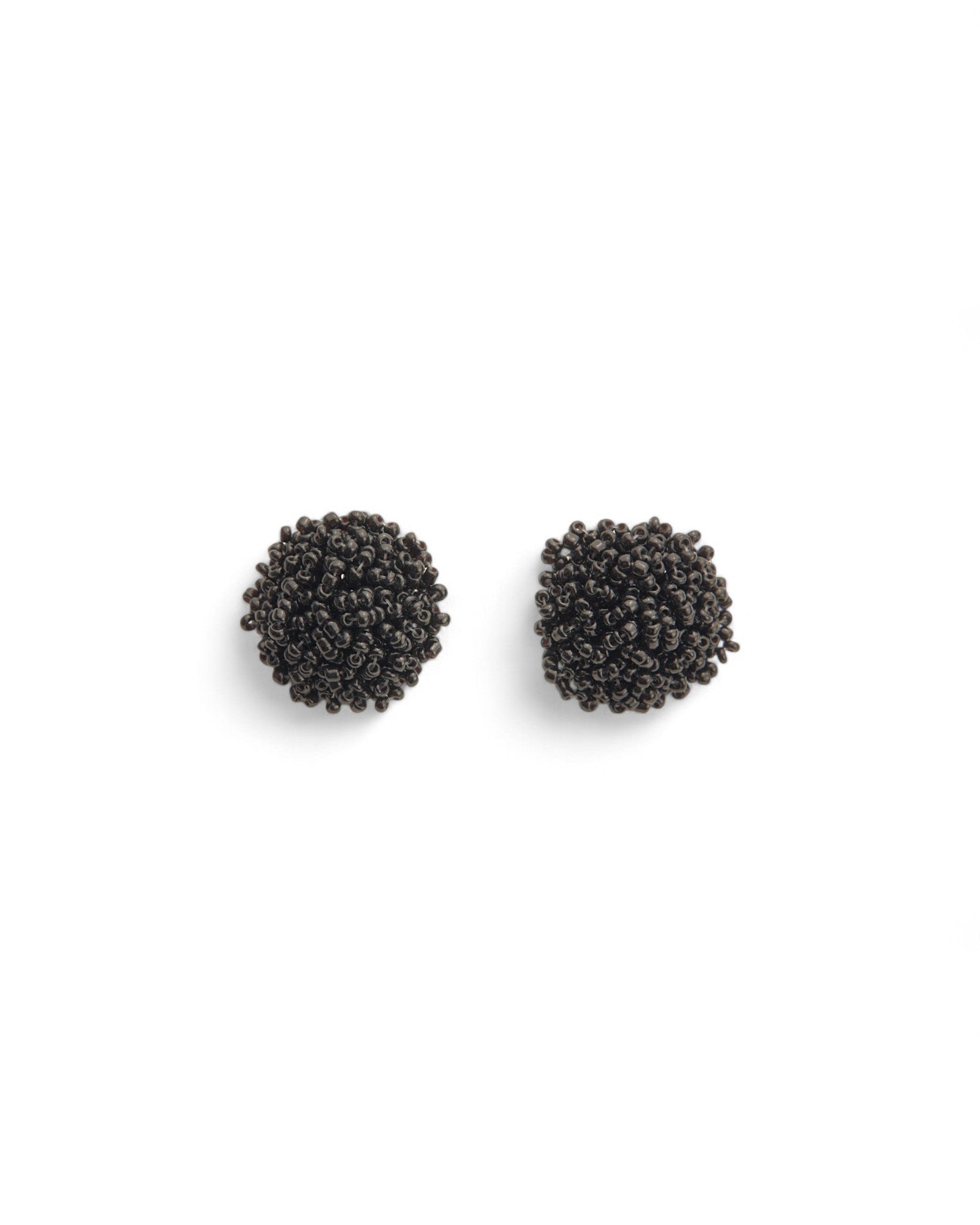 Cercei din margelute negre mici, oferind un look elegant și minimalist.