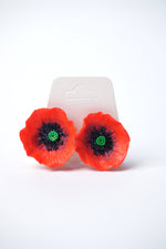 Detaliu lateral al cerceilor handmade cu clips, model floare de mac din fimo