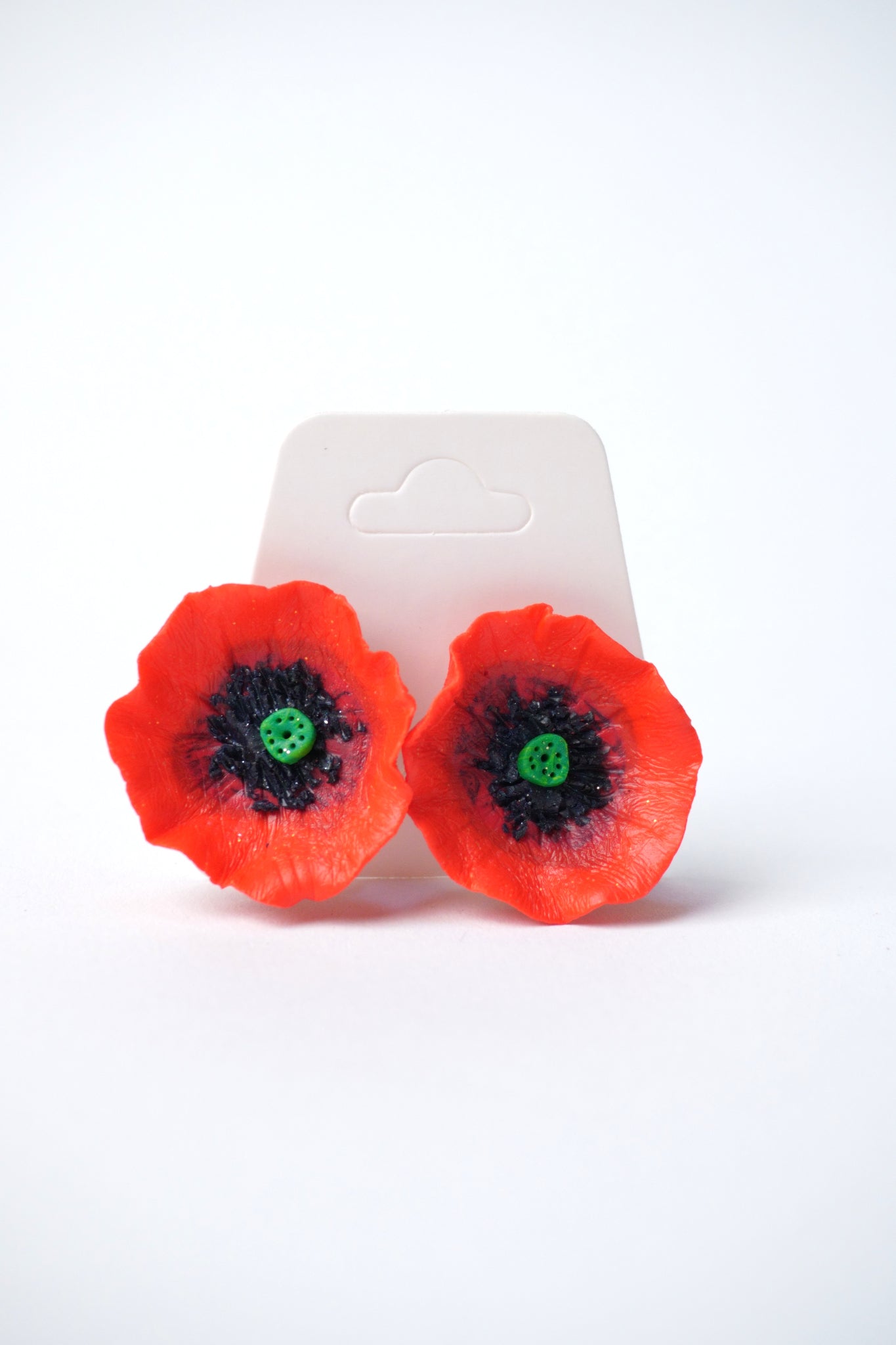 Detaliu lateral al cerceilor handmade cu clips, model floare de mac din fimo