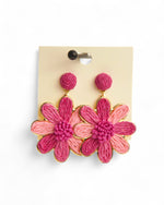 Cercei creponati in forma de floare, petale roz si margini aurii pentru un look delicat.