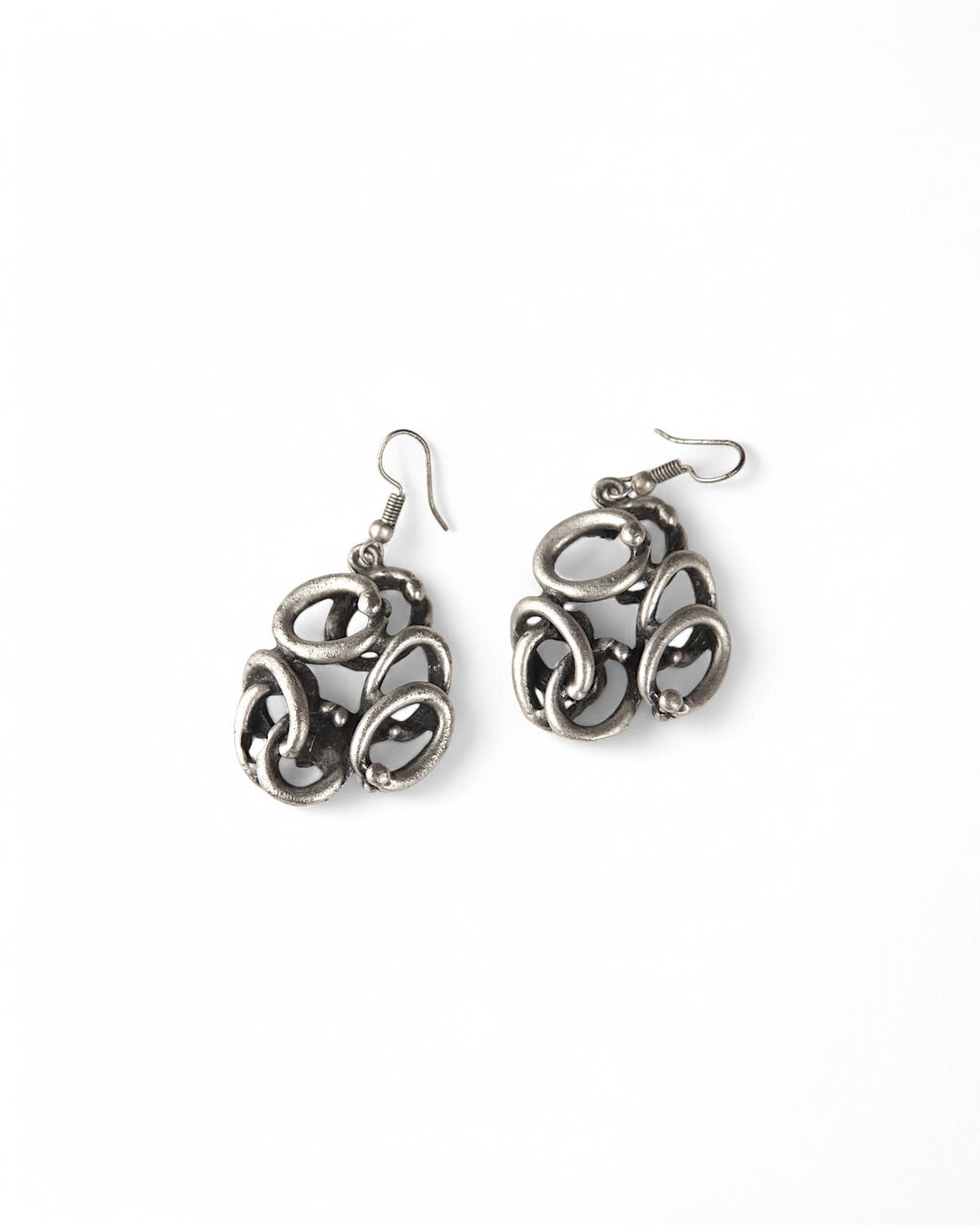 Set de cercei lungi din aluminiu reciclat, design modern cu inele suprapuse.