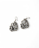 Set de cercei lungi din aluminiu reciclat, design modern cu inele suprapuse.