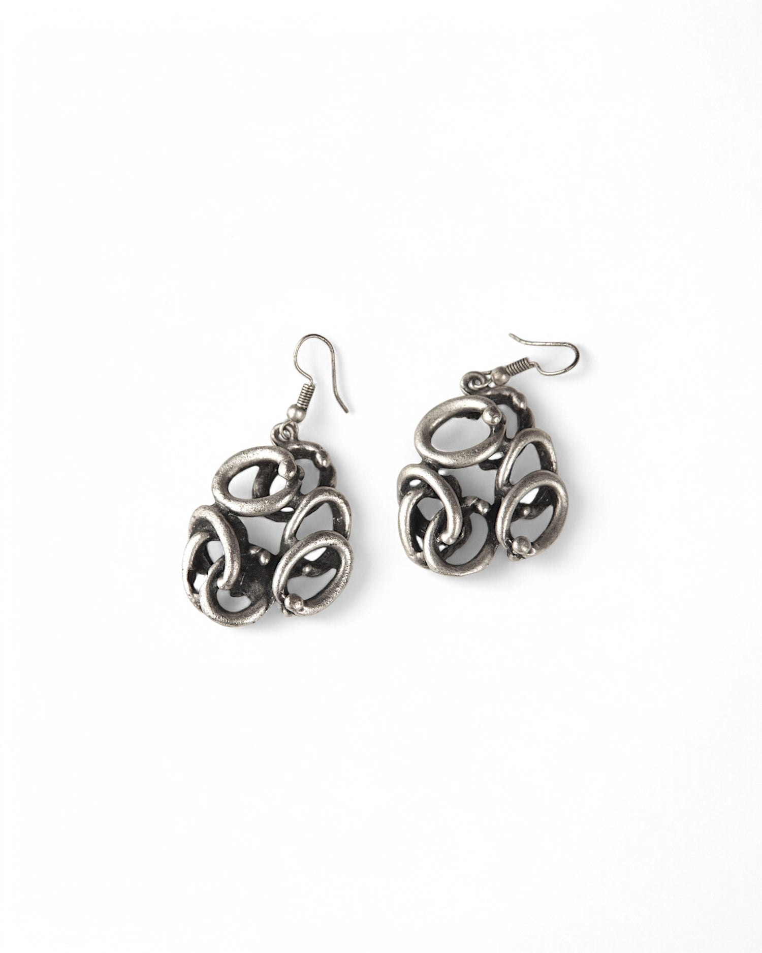 Set de cercei lungi din aluminiu reciclat, design modern cu inele suprapuse.