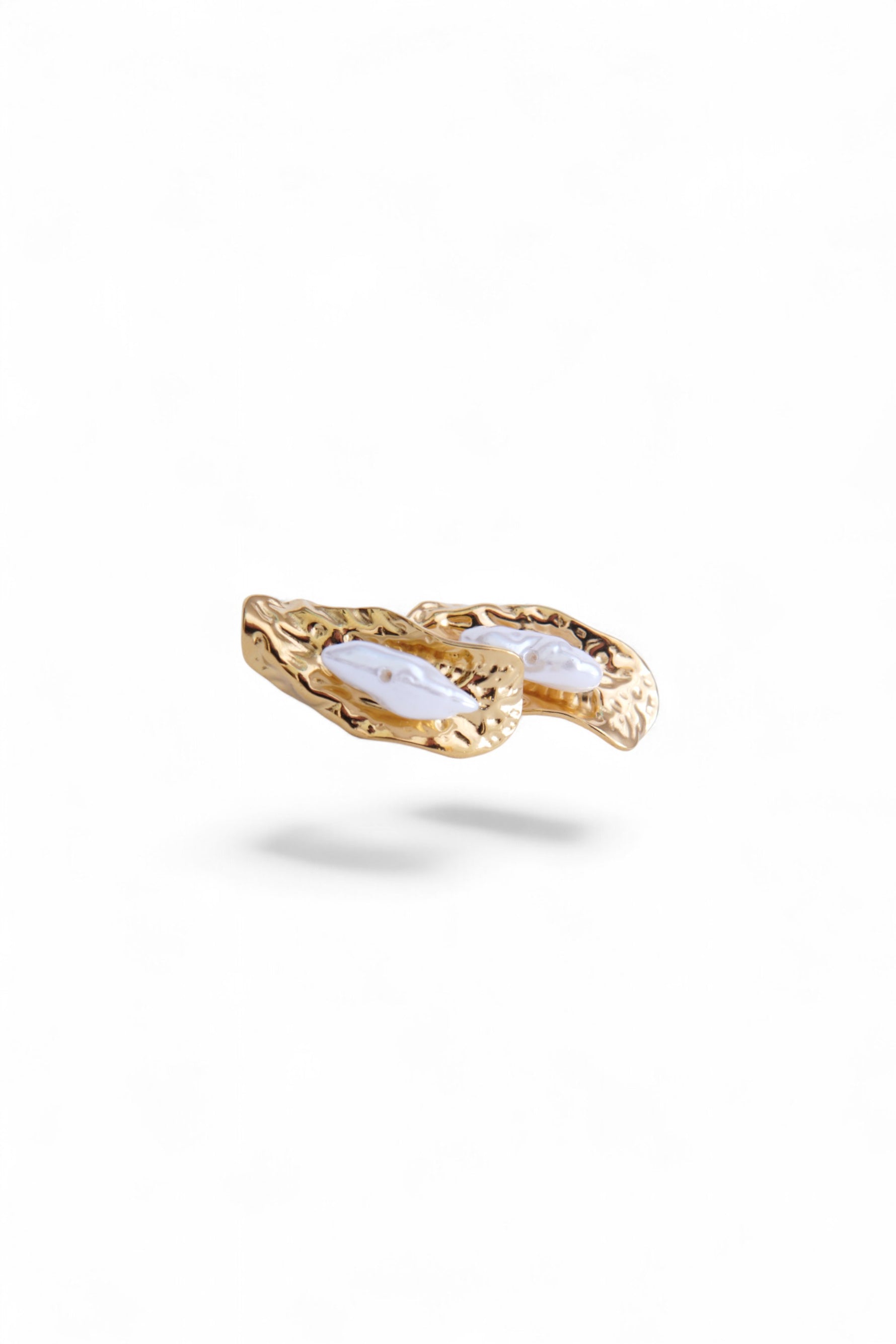 Cercei aurii din oțel inoxidabil cu perlă artificială, surprinși pe fundal alb într-o vedere frontală.