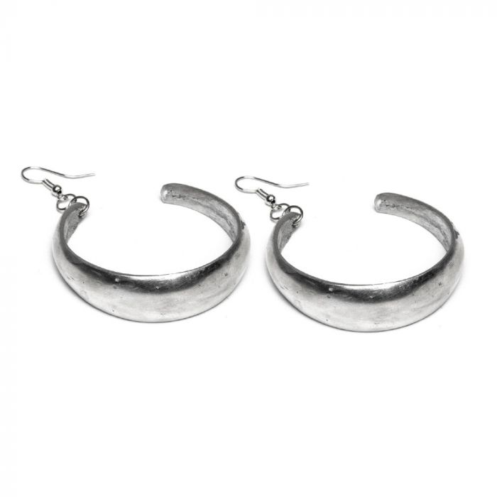 Cercei handmade din aluminiu reciclat, model cu jumătate de cerc bombat, design elegant și modern.