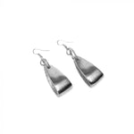 Cercei handmade din aluminiu reciclat, model oval pliat, cu design modern și elegant.