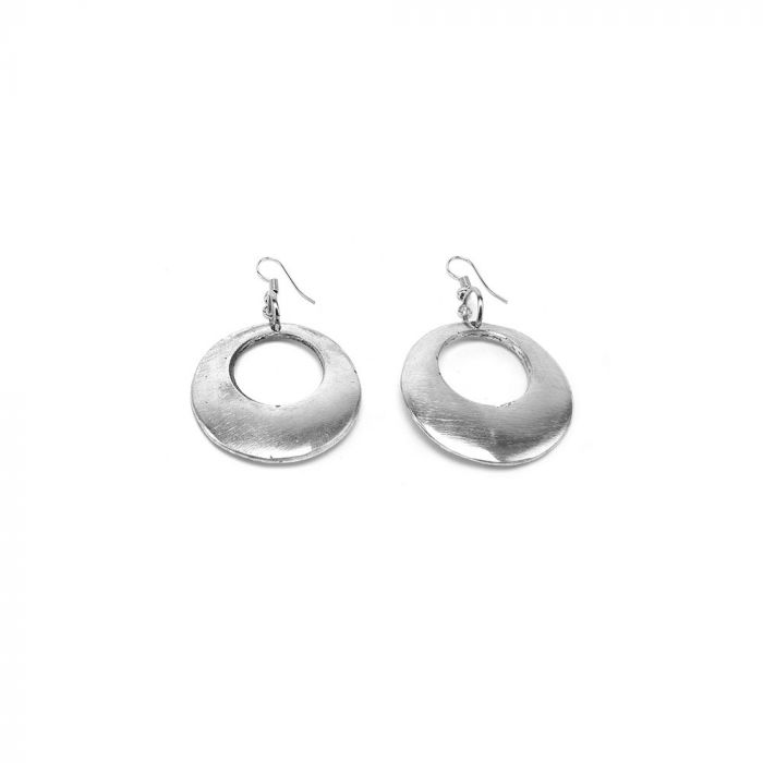 Cercei handmade din aluminiu reciclat, model rotund cu pandantiv, design modern și elegant.