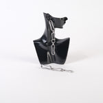 Cercei lungi din zale metalice, design statement, expuși pe un suport negru