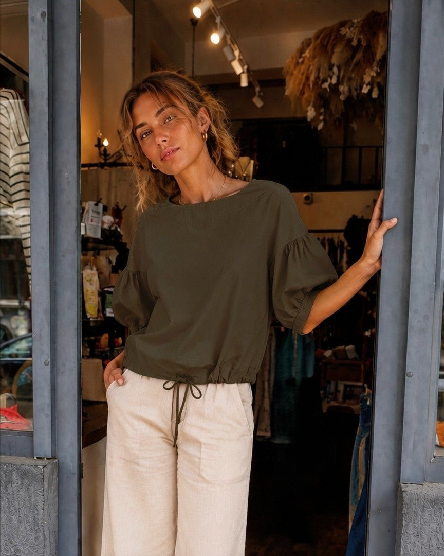 Bluză din bumbac maro cafea, cu mâneci bufante scurte, stilizată într-o ținută casual — All Above Boutique.