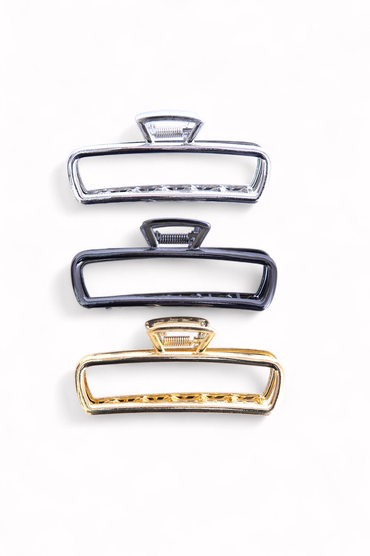 Set de clești metalici pentru păr în nuanțe aurii și argintii, ideali pentru prinderea fermă a părului.