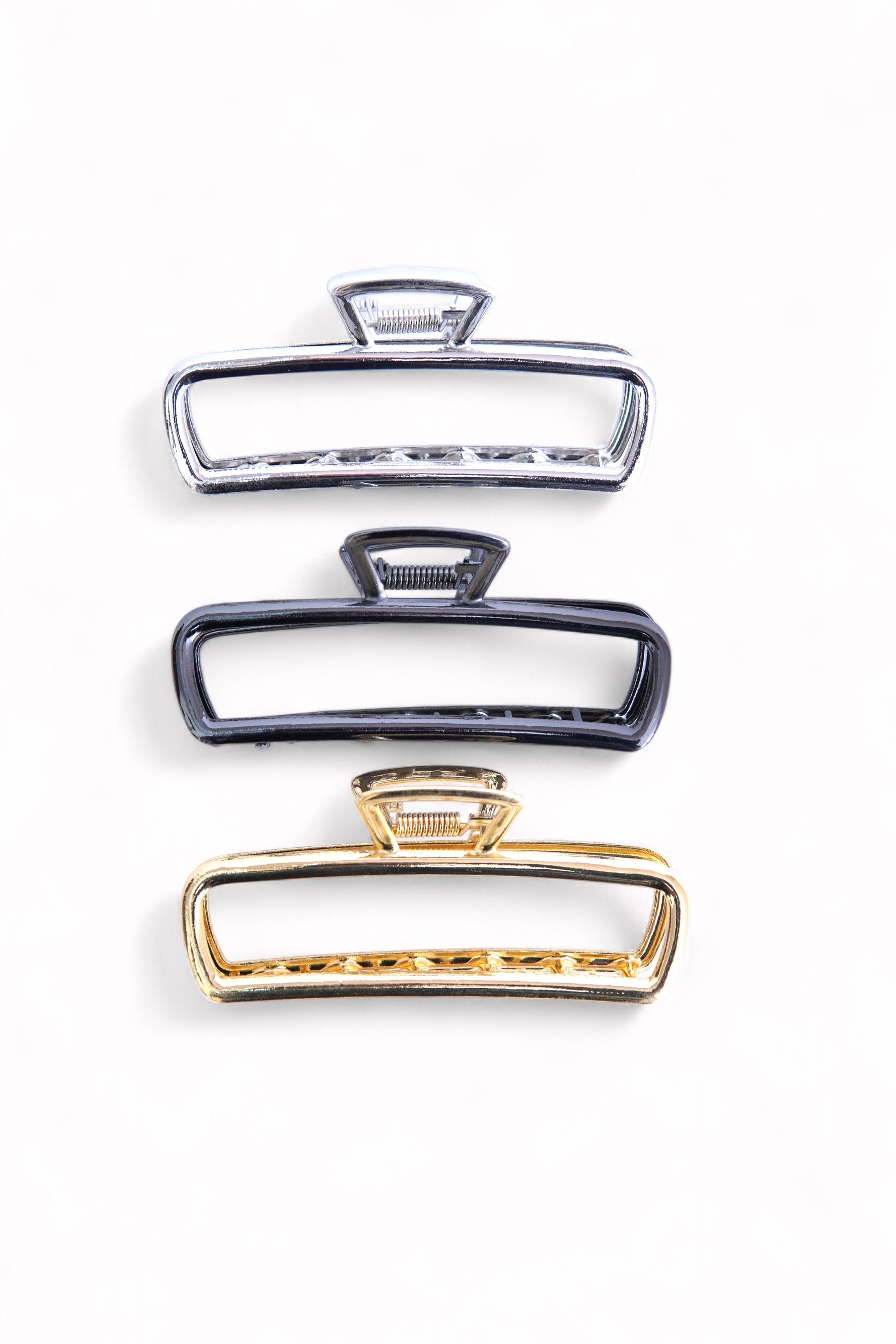 Set de clești metalici pentru păr în nuanțe aurii și argintii, ideali pentru prinderea fermă a părului.