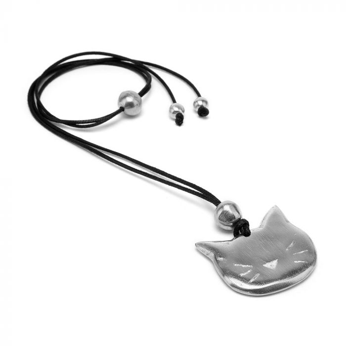 Colier handmade din aluminiu reciclat cu pandantiv în formă de pisică, pe șnur textil negru ajustabil – bijuterie minimalistă și eco-friendly.