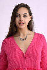 Colier argintiu cu pandantive metalice fine, purtat pe gât de model, detaliu prim-plan asupra bijuteriei.