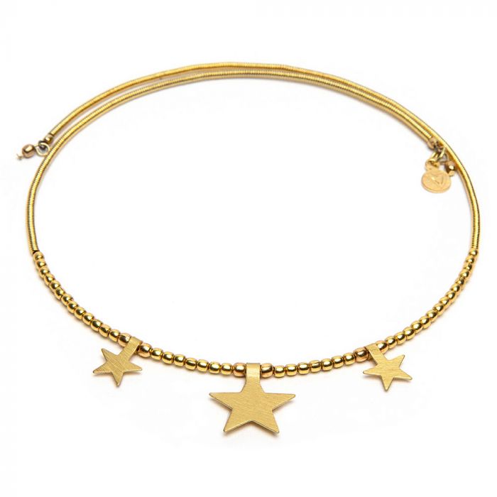 Colier choker rigid din alamă reciclată, finisaj auriu, cu trei pandantive în formă de stea, așezat pe fundal alb.