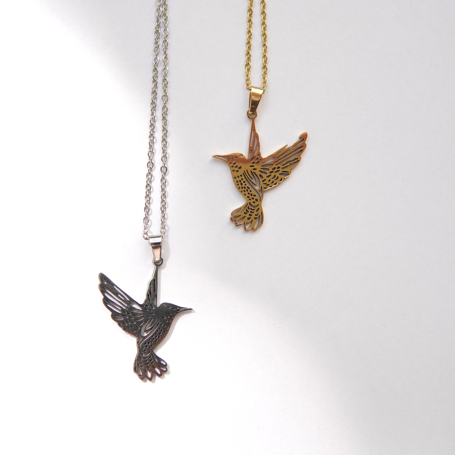 Coliere cu pandantiv pasăre colibri, disponibile pe lanț auriu și argintiu din oțel inoxidabil.