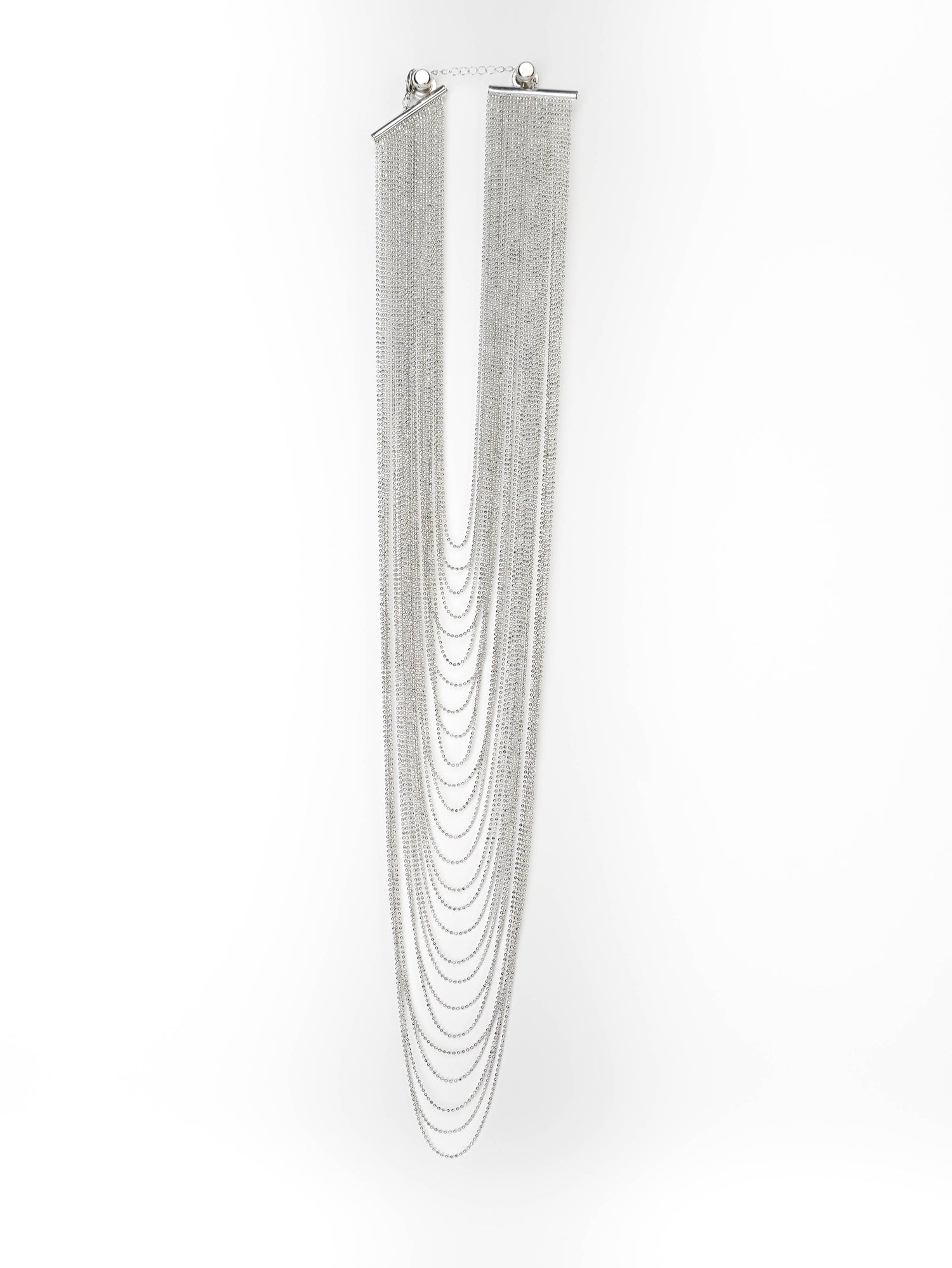 Detaliu al lanțurilor fine și al mărgelelor metalice cu tăietură multifatetată.