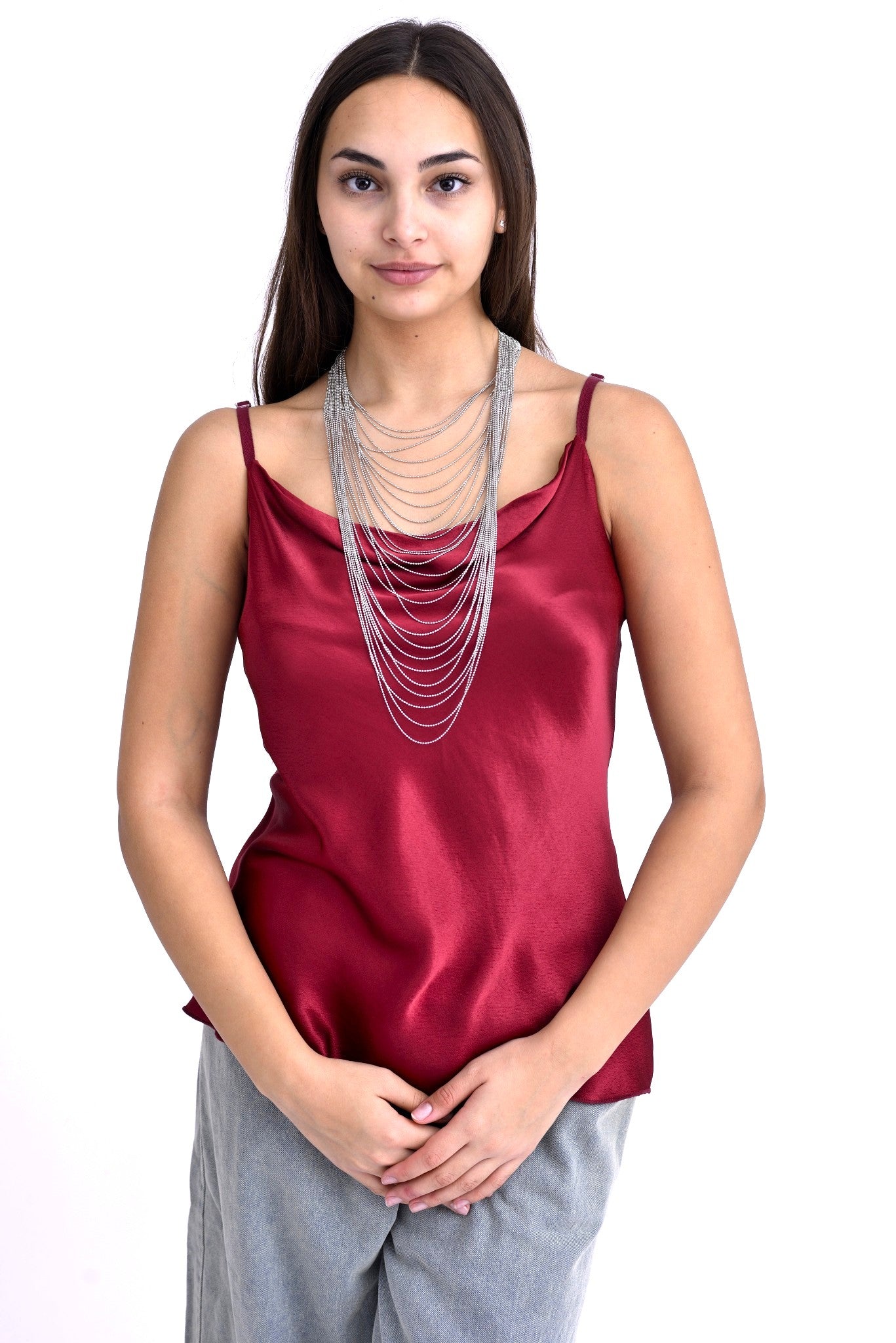 Vedere frontală a colierului cu multiple lanțuri fine și efect metalic strălucitor.