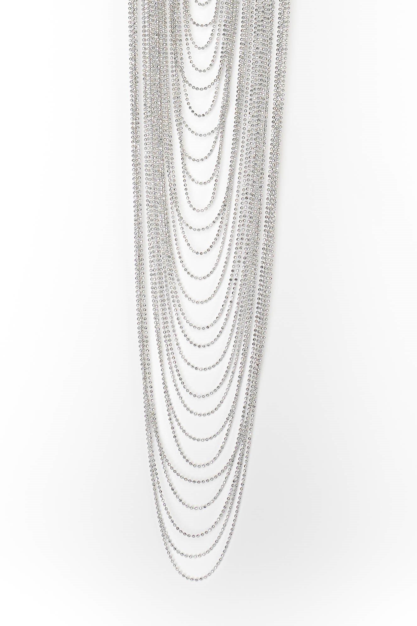 Imagine panoramică a colierului lung cu lanțuri fine argintii și finisaj strălucitor.